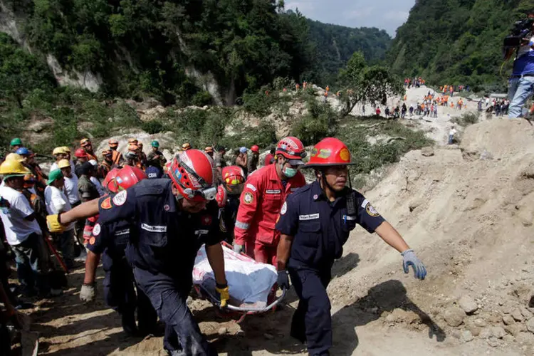 
	Deslizamento de terra na Guatemala: dezenas de funcion&aacute;rios de equipes de resgate, policiais, soldados e pessoas da vizinhan&ccedil;a uniram-se para remover os escombros em busca dos desaparecidos
 (Reuters / Josue Decavele)