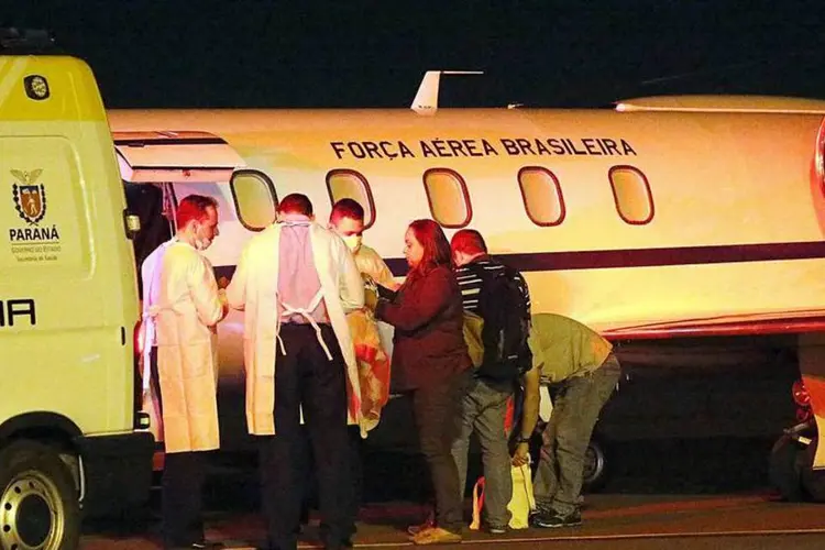 Equipe da Força Aérea Brasileira trabalha no transporte de suspeito de ebola (Vanderlei Faria/Divulgação/Prefeitura de Cascavel)