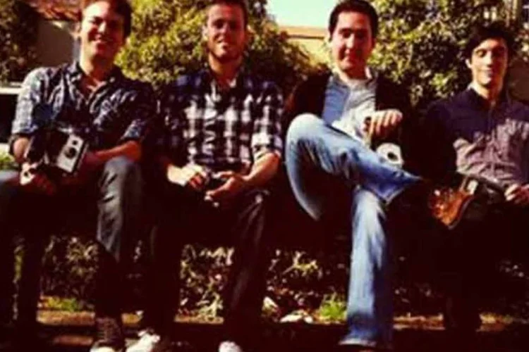 O brasileiro Mike Krieger, o primeiro da esquerda para a direita, com os colegas de equipe (Divulgação)
