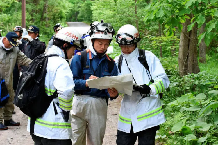 
	Castigo: Equipe japonesa busca crian&ccedil;a desaparecida em floresta; soldados encontraram o garoto na sexta-feira passada
 (Kyodo / Reuters)