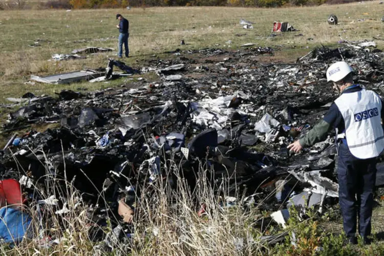Equipes na Ucrânia: forenses identificaram 272 vítimas do acidente, mas ainda acredita-se que haja restos mortais na área (Shamil Zhumatov/Reuters)