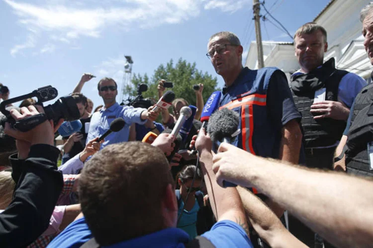 
	Membros de equipe forense holandesa: &quot;O voo MH17 caiu como resultado de uma detona&ccedil;&atilde;o de um m&iacute;ssil fora do aparelho na parte esquerda da cabine de comando&quot;
 (Maxim Zmeyev/Reuters)