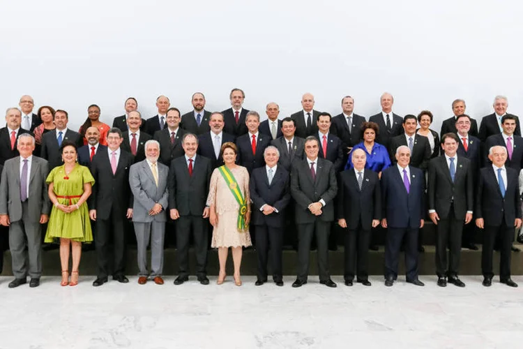 
	Foto oficial da equipe de ministros de Dilma no 2&ordm; mandato: s&oacute; n&atilde;o foram exonerados ministros afastados para votar contra impeachment no Senado e Tombini, do BC.
 (Roberto Stuckert Filho/PR.)