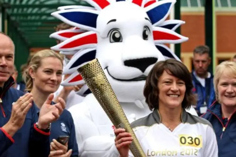 Desfile da equipe olímpica britânica com mascote oficial (LOCOG/Getty Images)
