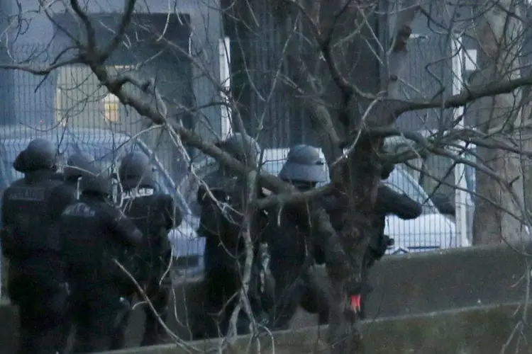 
	Equipe especial de seguran&ccedil;a em dire&ccedil;&atilde;o ao supermercado parisiense que sofreu o ataque
 (Gonzalo Fuentes/Reuters)