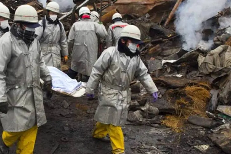 Equipe de resgate no Japão: imagens de satélites orientam o trabalho de reconstrução (Paula Bronstein/Getty Images)
