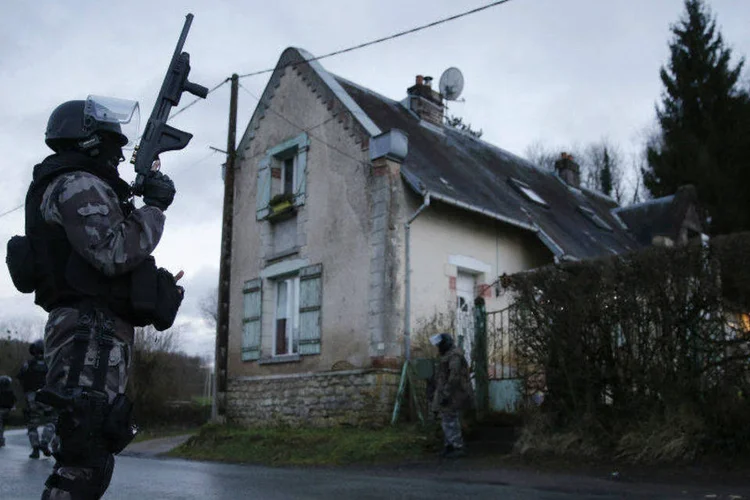 Membro de equipe de segurança em Paris: uma operação de guerra foi acionada para tentar evitar possíveis novos ataques (Christian Hartmann/Reuters)