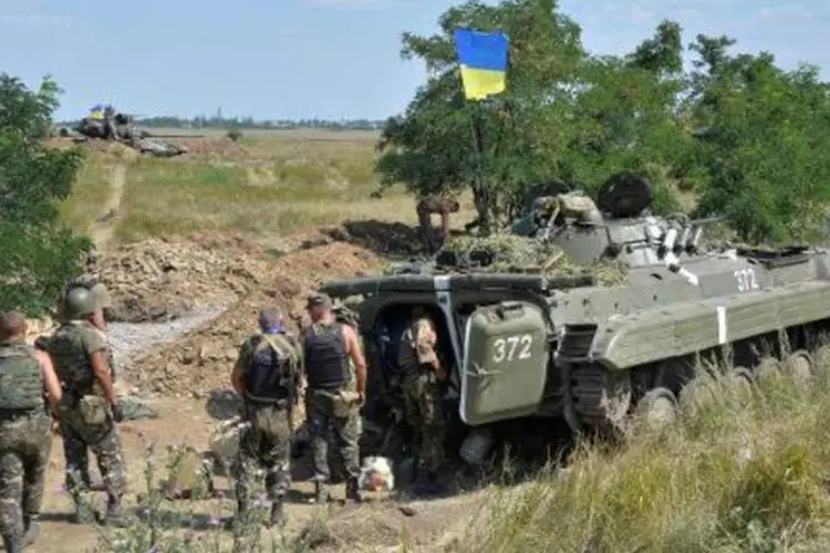 
	Equipe do ex&eacute;rcito ucraniano: combates com os separatistas chegaram &agrave;s ruas
 (Genya Savilov/AFP)