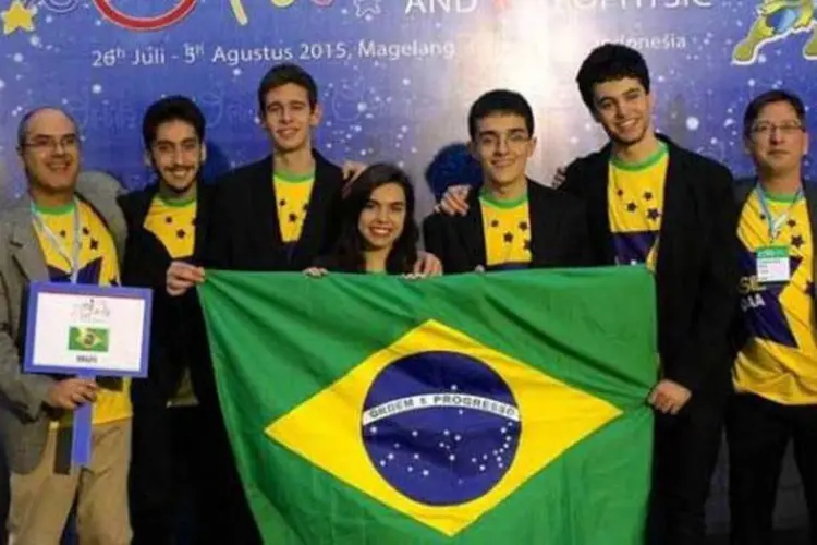 
	Equipe brasileira de astronomia recebe premia&ccedil;&atilde;o: alunos foram avaliados individualmente, em provas de teoria, observa&ccedil;&atilde;o e an&aacute;lise de dados, e em grupo
 (Divulgação/OBA)