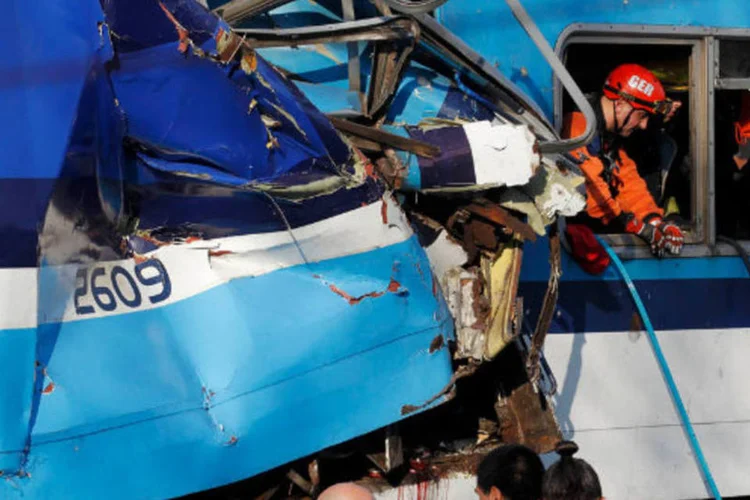 Equipes de emergência se deslocaram até o local para resgatar pessoas que ficaram presas nos vagões (Enrique Marcarian/Reuters)