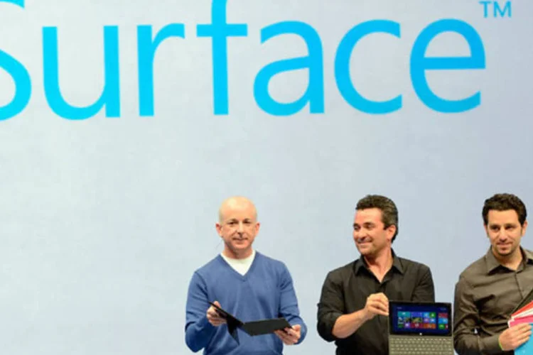 Equipe da Microsoft responsável pelo desenvolvimento do tablet Surface, lançado em junho de 2012 (Kevork Djansezian/Getty Images)