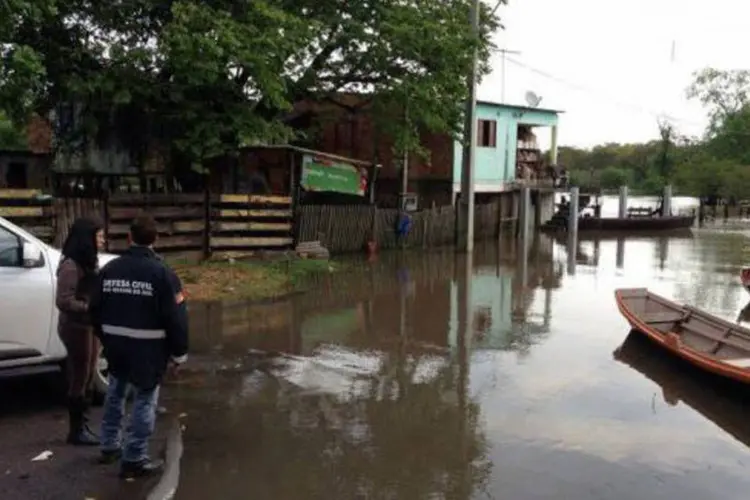 
	Equipes da Defesa Civil prestam apoio a moradores de S&atilde;o Jer&ocirc;nimo, uma das cidades ga&uacute;chas atingidas pela chuva
 (Agência Brasil/ Defesa Civil do Rio Grande do Sul)