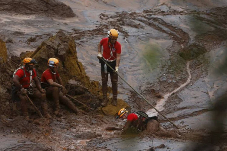 
	Equipes de resgate em Bento Rodrigues: depois de passar por Colatina h&aacute; uma mudan&ccedil;a de declividade no trecho at&eacute; Linhares (ES), o que dever&aacute; reduzir a velocidade do escoamento
 (Ricardo Moraes/ Reuters)