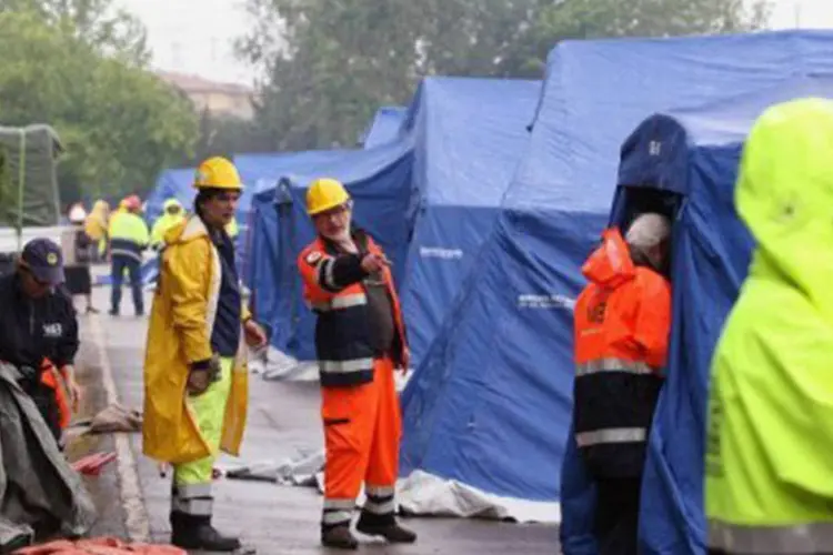 Equipes de resgate montam acampamento improvisado após o terremoto
 (Pierre Teyssot/AFP)