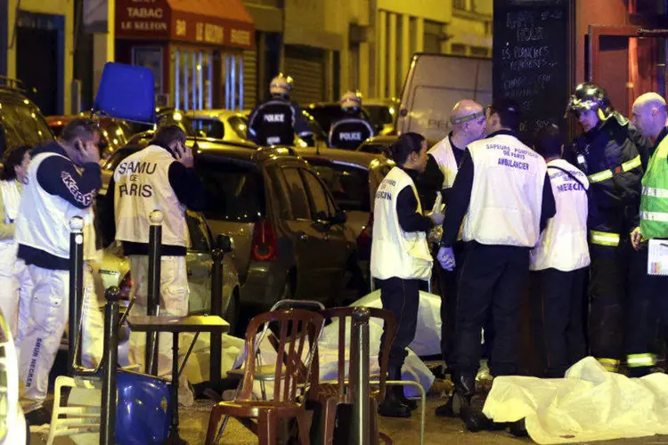 
	Equipes ajudam v&iacute;timas de ataque em Paris, na Fran&ccedil;a
 (Philippe Wojazer/Reuters)