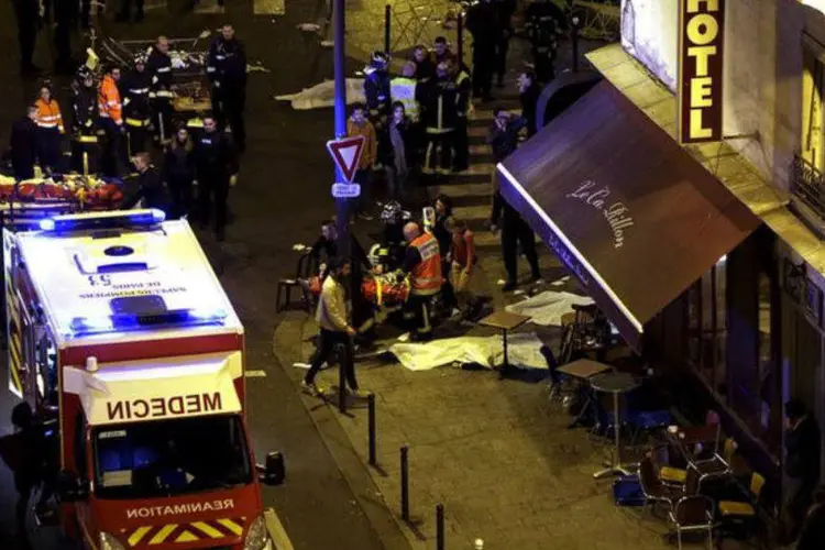 
	Equipes de resgate em local de um dos ataques de Paris: Estados Unidos e a R&uacute;ssia expressaram seu apoio em mensagens ao presidente franc&ecirc;s
 (Philippe Wojazer/Reuters)
