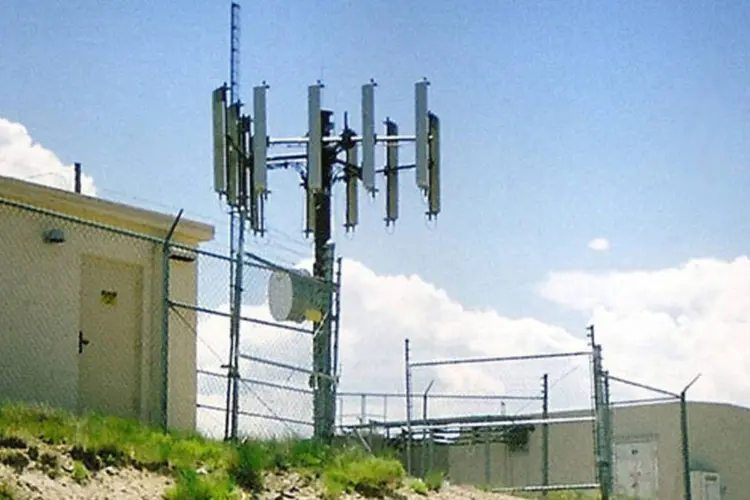 Estações radiobase de telefonia celular, como esta, usam baterias para garantir a continuidade dos serviços em caso de falta de energia (Milonica / Wikimedia Commons)
