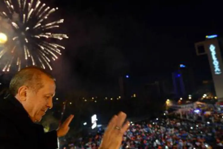 Premiê turco comemora vitória de seu partido em eleições municipais: o partido de Erdogan conquistou uma ampla vitória no domingo (PRIME MINISTER PRESS OFFICE/AFP)