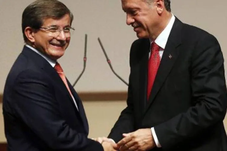 Erdogan (d) cumprimenta Davutoglu em Ancara: presidente eleito toma posse no Parlamento turco (Adem Altan/AFP)