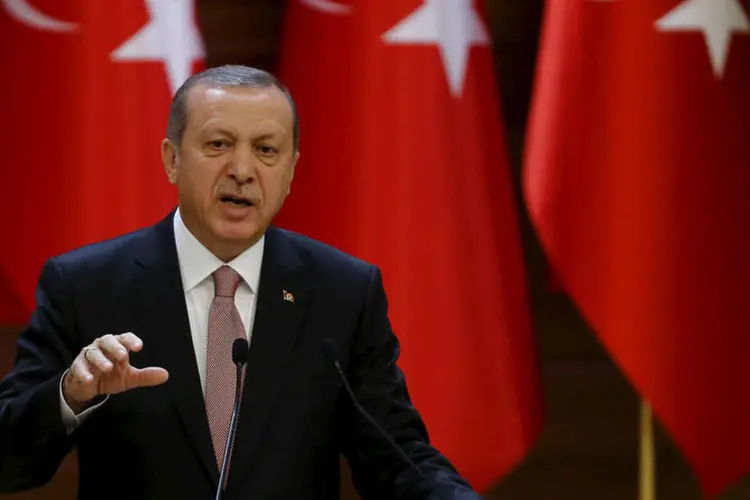 
	Tayyip Erdogan: o expurgo alcan&ccedil;a 55 mil turcos, especialmente nos setores do ensino, da pol&iacute;cia, da justi&ccedil;a, do ex&eacute;rcito e dos meios de comunica&ccedil;&atilde;o
 (REUTERS/Umit Bektas)