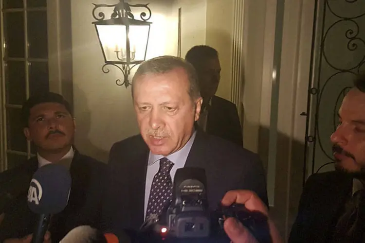 
	Erdogan: presidente turco acusou os golpistas de tentarem mat&aacute;-lo e lan&ccedil;ou um expurgo das for&ccedil;as armadas
 (Kenan Gurbuz/Reuters)