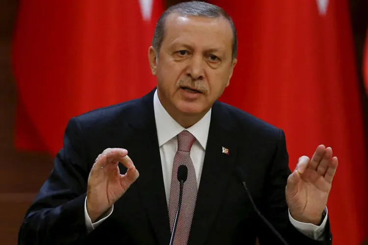 
	Tayyip Erdogan: falando a rep&oacute;rteres a bordo de seu avi&atilde;o ap&oacute;s uma visita a Diyarbakir, Erdogan teria acusado Moscou de transferir armas ao PKK
 (Umit Bektas/REUTERS)