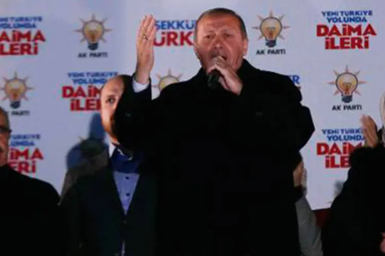 
	O primeiro-ministro turco, Recep Tayyip Erdogan (C): o bloqueio aconteceu ap&oacute;s a divulga&ccedil;&atilde;o do teor de uma reuni&atilde;o confidencial pelo site de v&iacute;deos
 (Adem Altan/AFP)