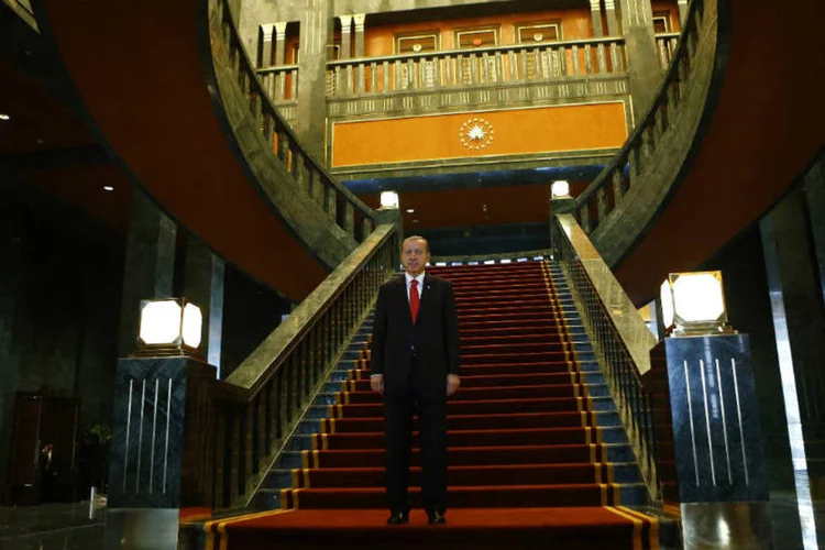 
	Presidente da Turquia, Erdogan, no novo pal&aacute;cio presidencial: senten&ccedil;a se junta v&aacute;rias outras de tribunais inferiores de Ancara
 (Reuters)