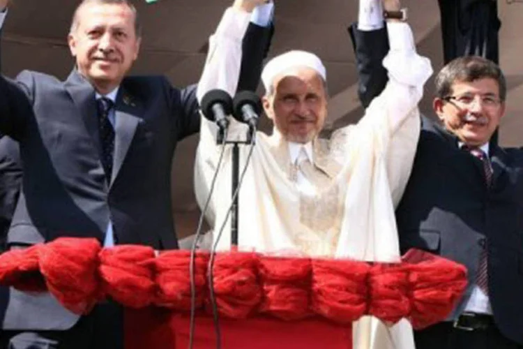 Erdogan e o chanceler turco Ahmet Davutoglu foram recebidos por Mustafa Abdul Jalil (c)
 (Mahmud Turkia/AFP)