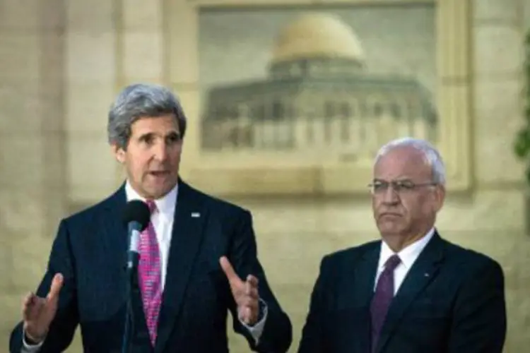 O negociador palestino, Saeb Erekat, e John Kerry: o processo de paz promovido pelo secretário do Estado americano enfrenta dificuldades (AFP)