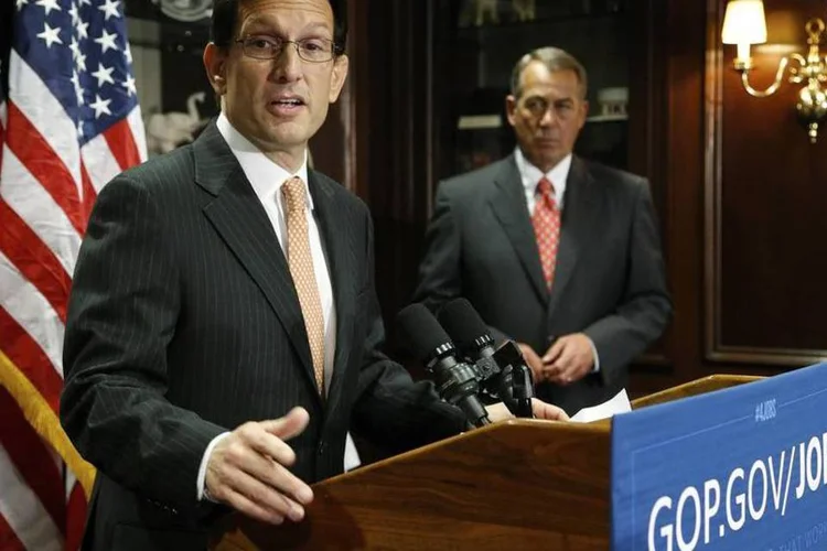 Eric Cantor ao lado de John Boehner durante uma conferência de imprensa (Jonathan Ernst/Reuters)