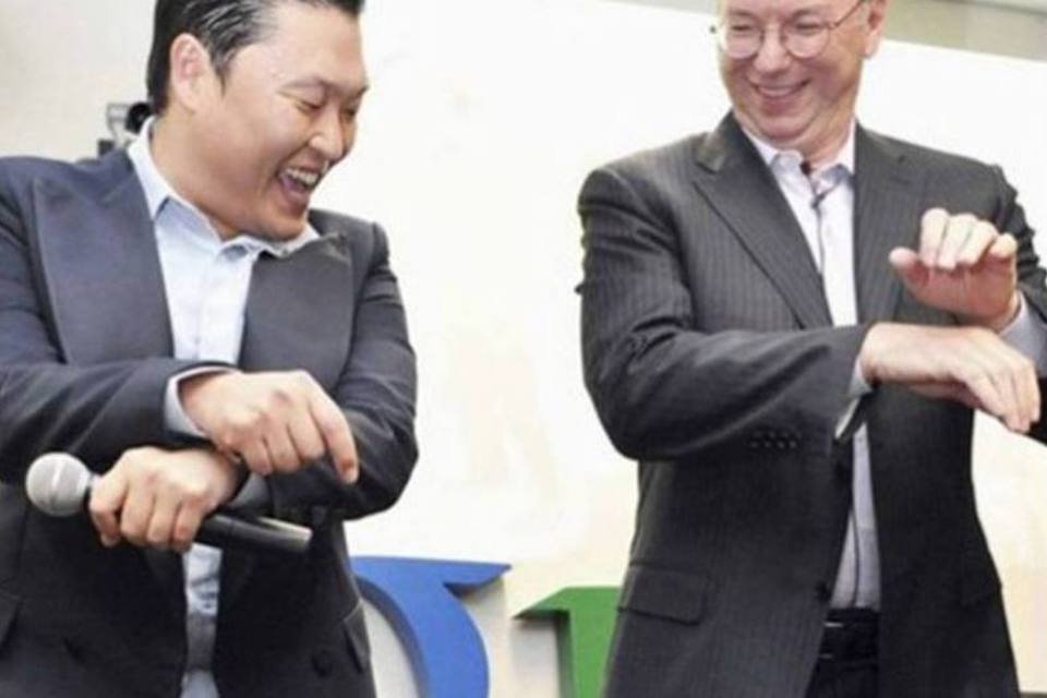 Eric Schmidt, do Google, dança Gangnam Style com Psy