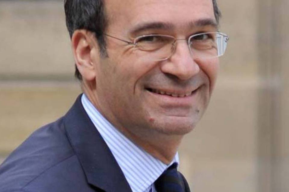 Ex-ministro francês é acusado de tráfico de influência