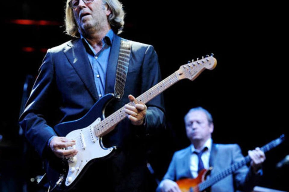 Eric Clapton, como bom britânico, entrou no palco pontualmente às 21h. Tocou clássicos da guitarra elétrica, mas sem emoção (Getty Images)