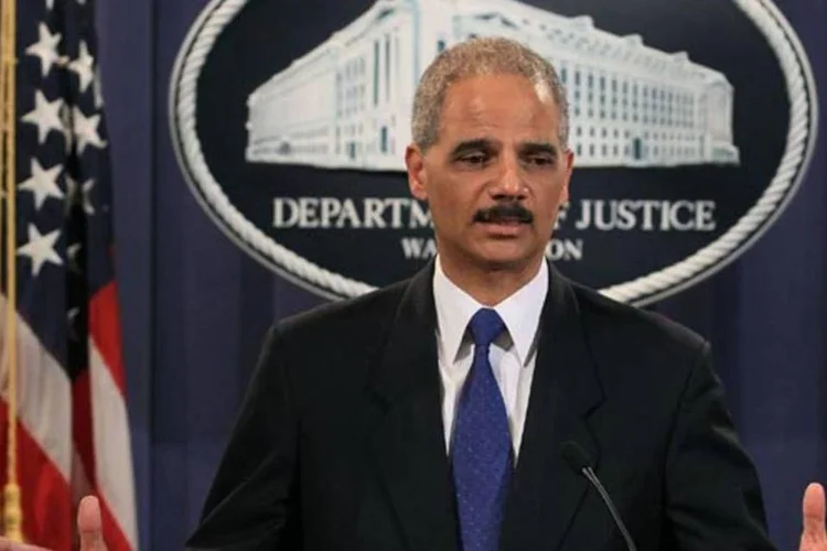 O procurador geral dos EUA, Eric Holder, durante o anuncio do fechamento dos 82 sites (Mark Wilson/Getty Images)