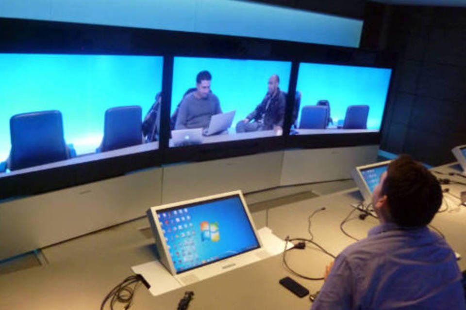 Funcionários conversam em sala de videoconferência na sede da Ericsson, em São Paulo (Luísa Melo/Exame.com)