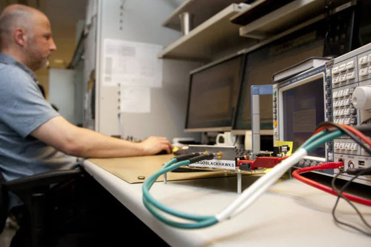 Funcionário da Ericsson trabalha em um dos laboratórios da empresa, em Lund, na Suécia (Linus Hook/Bloomberg)