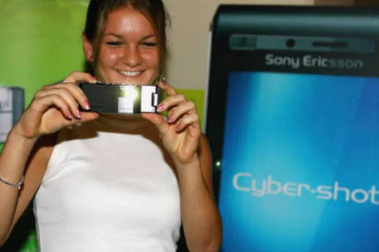 
	A Ericsson disse que espera 4,5 milh&otilde;es de assinaturas de smartphones em todo o mundo at&eacute; 2018, acima do 1,2 bilh&atilde;o em 2012 e maior do que os 3,3 bilh&otilde;es que previa no final do ano passado
 (Brunskill/Getty Images)