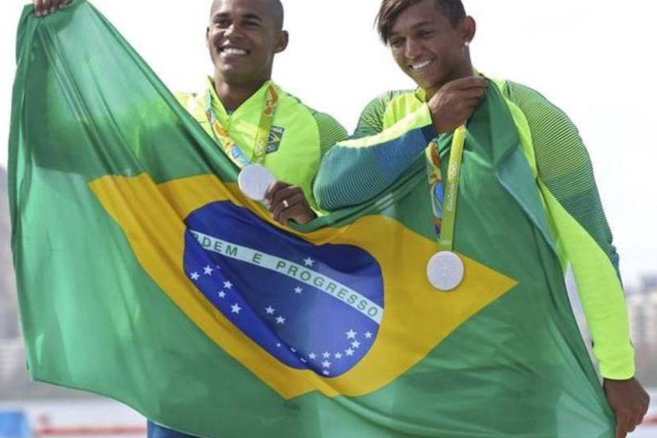 Erlon de Souza comemora prata inédita na canoagem