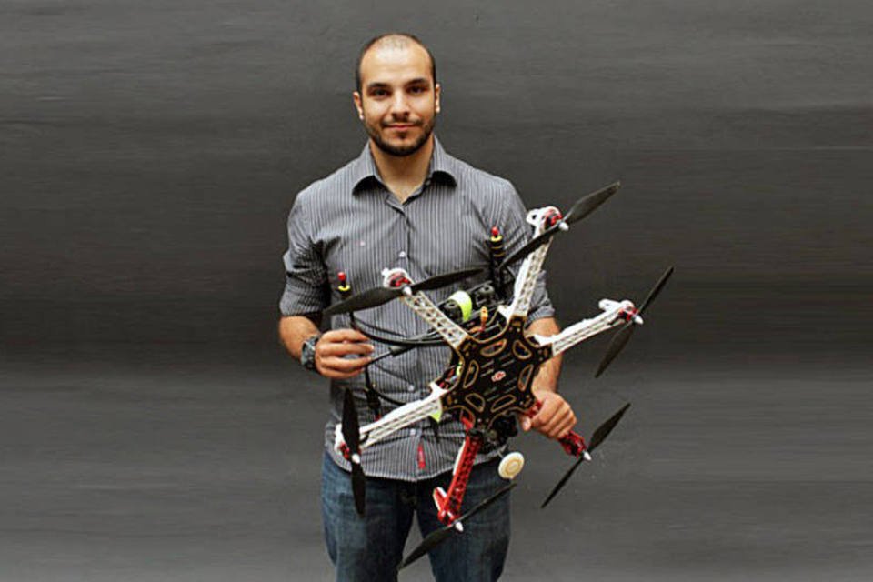 Curso que ensina a pilotar drones faz sucesso em São Paulo