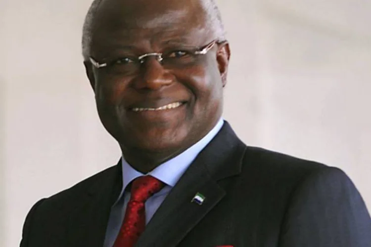 
	Ernest Bai Koroma: v&aacute;rios cidad&atilde;os de Freetown sa&iacute;ram &agrave;s ruas para comemorar a reelei&ccedil;&atilde;o de Koroma
 (Agência Brasil)