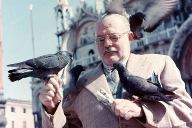 O escritor Ernest Hemingway foi autor de 5 romances e mais de 50 relatos (Wikimedia Commons)