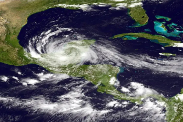 "Ernesto": imagem mostra a tempestade se aproximando da península de Yucatan (Handout/Getty Images)