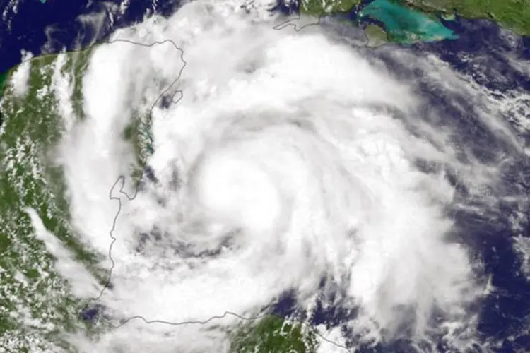 
	Ernesto:&nbsp;A tempestade, cujo centro est&aacute; atingindo a linha do litoral do sul do estado de Veracruz, avan&ccedil;a a 7 km/h rumo ao oeste
 (Getty Images)