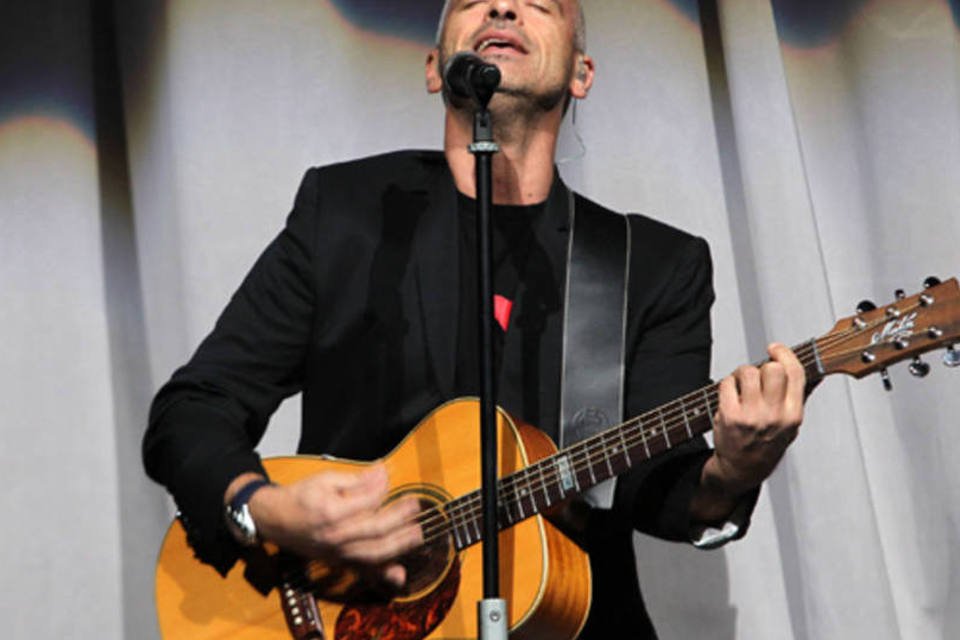 Eros Ramazzoti volta com um álbum positivo