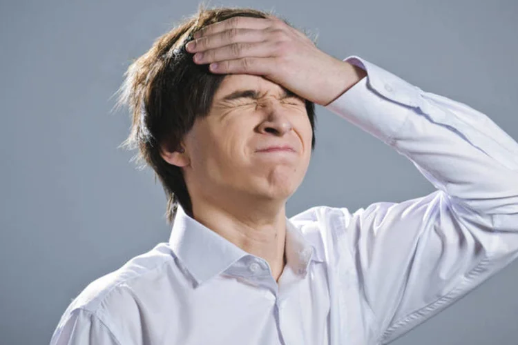 Profissional com a mão na testa: algumas atitudes só vão prejudicar sua imagem (Thinkstock)
