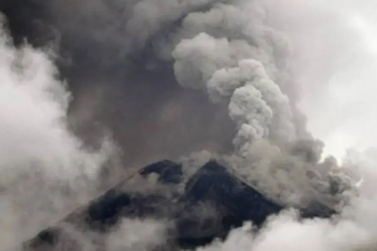 
	Erup&ccedil;&atilde;o de um vulc&atilde;o Tungurahua, no Equador
 (AFP)
