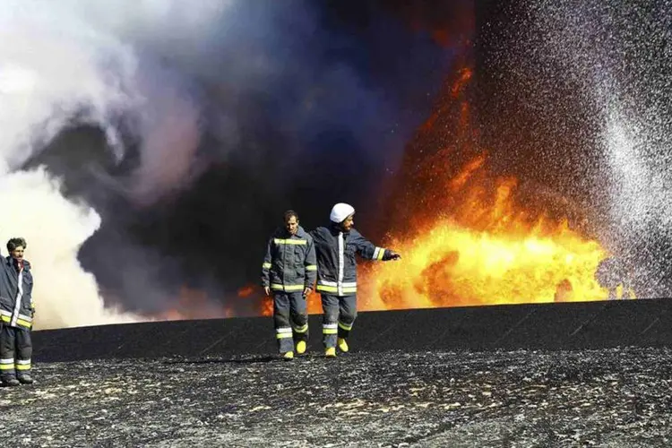 
	Es Sider: h&aacute; uma semana, foguete atingiu &aacute;rea de estocagem, iniciando o inc&ecirc;ndio
 (Stringer/Reuters)