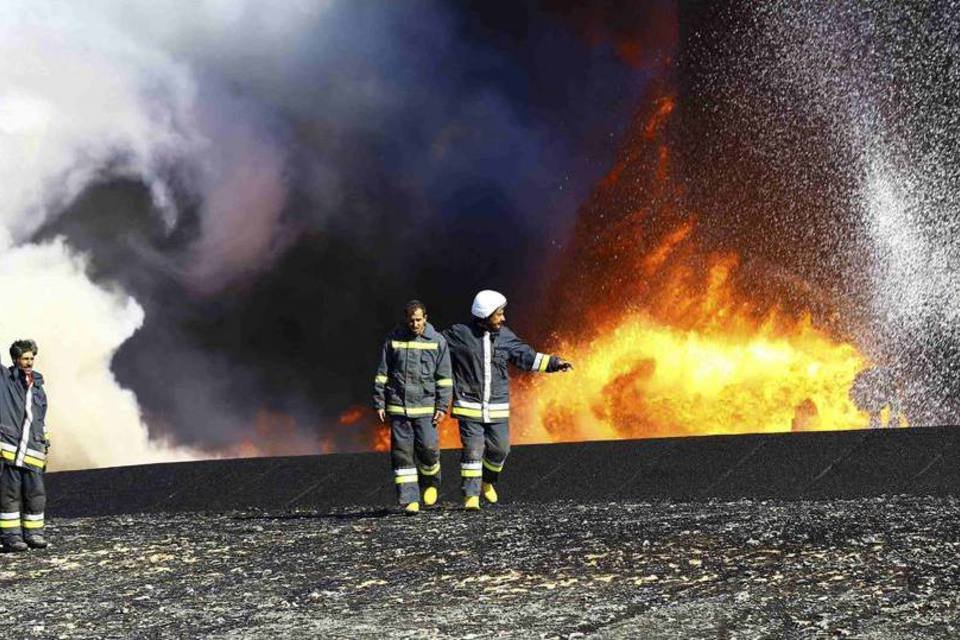 Líbia apaga incêndio no maior terminal portuário do país