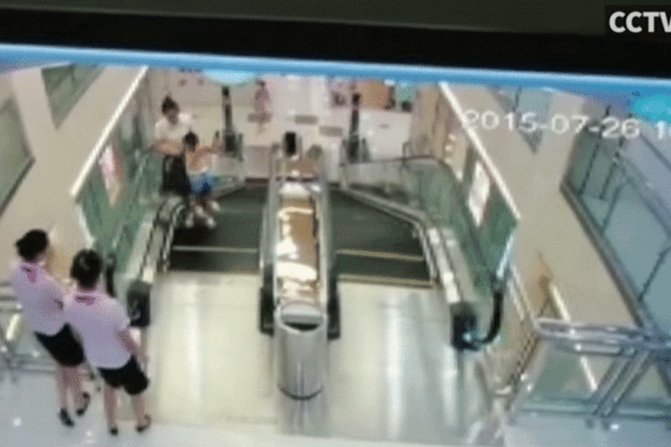
	V&iacute;deo mostra o acidente envolvendo a mulher chinesa na escada rolante: mulher consegue afastar do buraco seu filho
 (Reprodução/Youtube)
